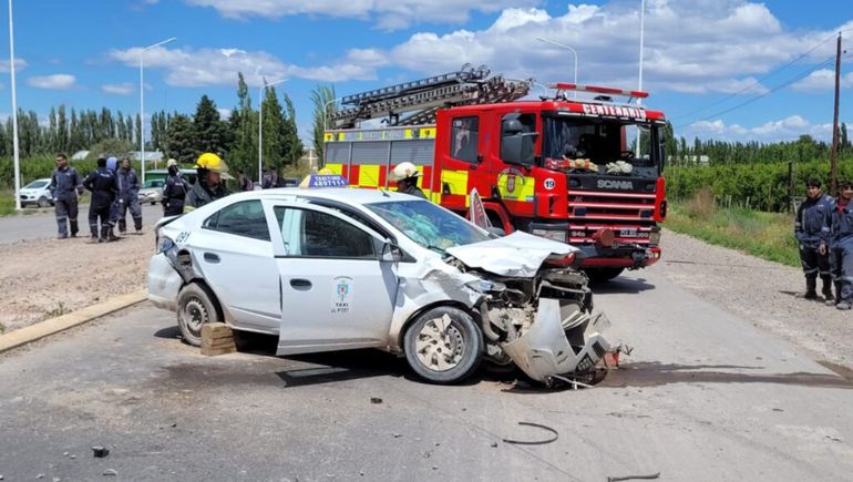 Un taxista quiso adelantar a un colectivo y chocó contra una camioneta