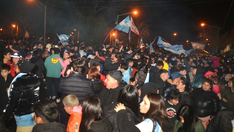 Hubo un gran festejo por el triunfo de la Selección argentina  en Cipolletti / Foto 