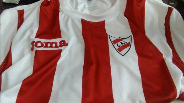 La casaca que Independiente lucirá hoy de la firma española Joma.