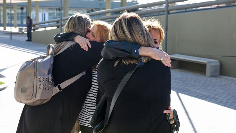 Hermanas y amigas de María Marta se fundieron en un abrazo tras el veredicto del jurado popular.