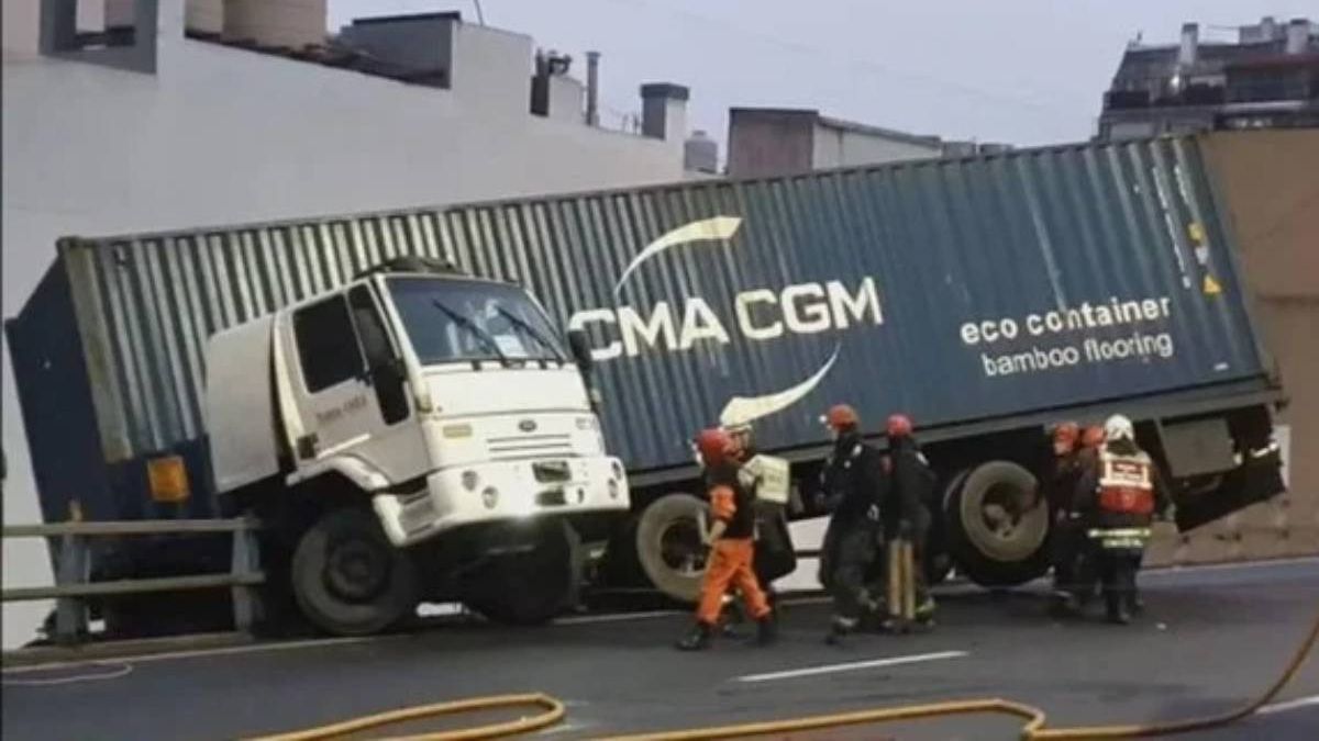 chofer borracho chocó y el camión quedó colgando de una autopista en Buenos Aires thumbnail