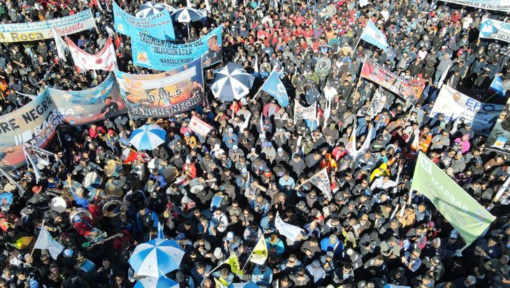 La asamblea de los trabajadores petroleros, encabezada por los sindicalistas del sector de todo el país, tuvo lugar en Añelo, el corazón de Vaca Muerta.
