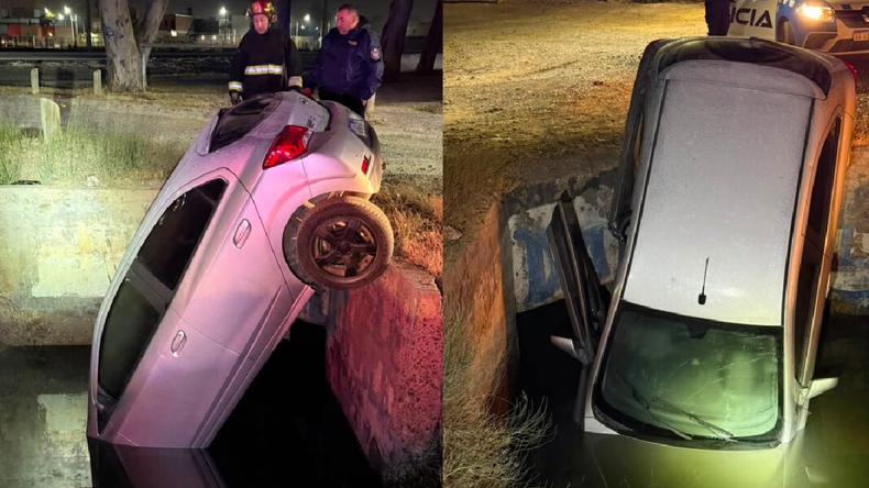 Los jóvenes cayeron con el auto al canal pluvial a las 3.00 de la madrugada en un contexto de bajas temperaturas y nula circulación vehicular. | LM Neuquen Los jóvenes cayeron con el auto al canal pluvial a las 3.00 de la madrugada en un contexto de bajas temperaturas y nula circulación vehicular.