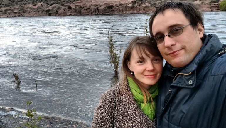 Gisela y Marcelo y una de sus primeras postales a orillas del río Limay. El 7 de octubre de 2015 la pareja llego a Neuquén y se instaló en el camping Isla Verde.