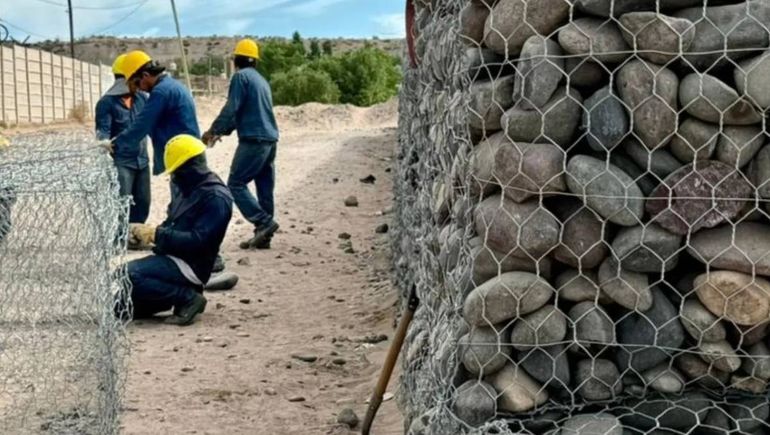 Por seguridad, construyen muros de gaviones en el Parque de los Dinosaurios