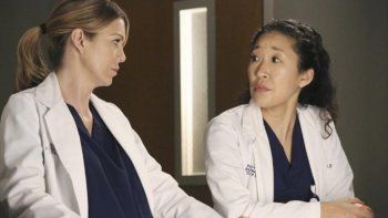 Ellen Pompeo y Sandra Oh son Meredith Grey y Cristina Yang en Greys Anatomy
