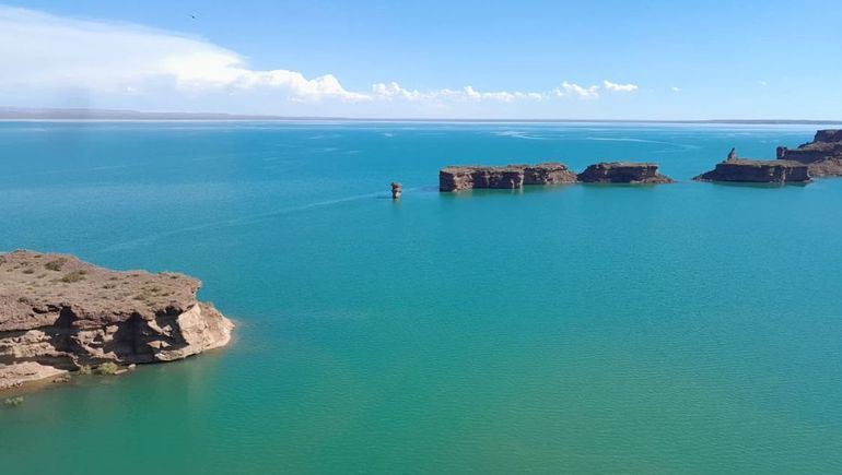 la presencia de una capa espesa verde en las aguas de El Chocón, podría implicar toxinas. la presencia de una capa espesa verde en las aguas de El Chocón, podría implicar toxinas.