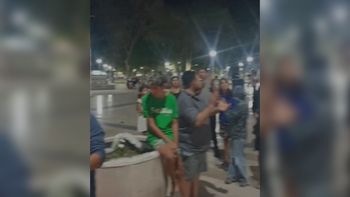 el viento tiro arboles y corto la luz en plottier: vecinos protestan frente a la municipalidad el viento tiro arboles y corto la luz en plottier: vecinos protestan frente a la municipalidad