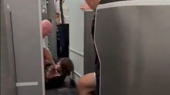 La pasajera inmovilizada por el tripulante. La pasajera inmovilizada por el tripulante.