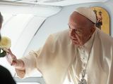 El Papa Francisco sube al avión para partir tras una ceremonia de despedida, en el aeropuerto internacional Nursultan Nazarbayev en Nur-Sultan, Kazajistán. 15 de septiembre de 2022. Vatican Media/vía