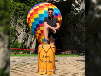 De Plottier a una cueva en China: el artista de malambo que lleva la cultura al otro lado del mundo