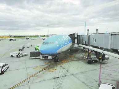 La pandemia no pasó, pero los vuelos desde el exterior ya están habilitados.