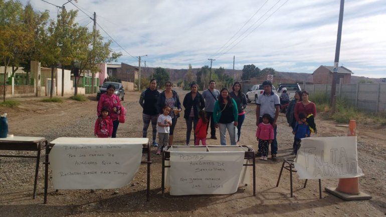 Reclaman auxiliares de servicio en la Escuela 266 de Plottier