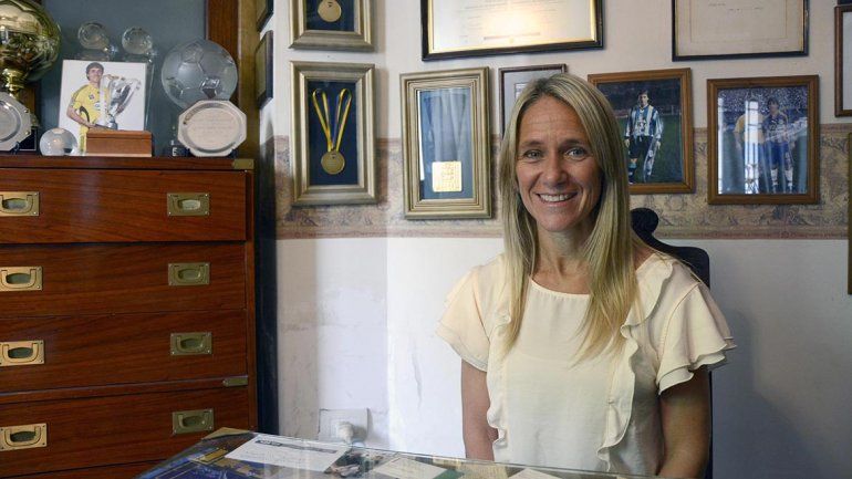 La hermana de los mellizos Barros Schelotto es candidata