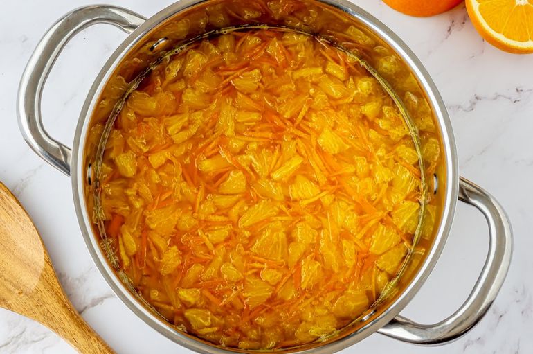 Mermelada de naranjas en proceso. Mermelada de naranjas en proceso.