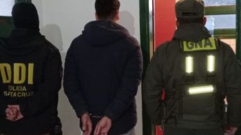 Santa Cruz: cinco detenidos por robar armas judicializadas y venderlas. Santa Cruz: cinco detenidos por robar armas judicializadas y venderlas.