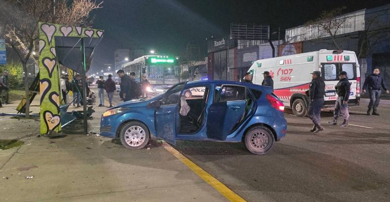 Apareció el video: así fue el impactante choque de un auto contra una garita en el Parque Central
