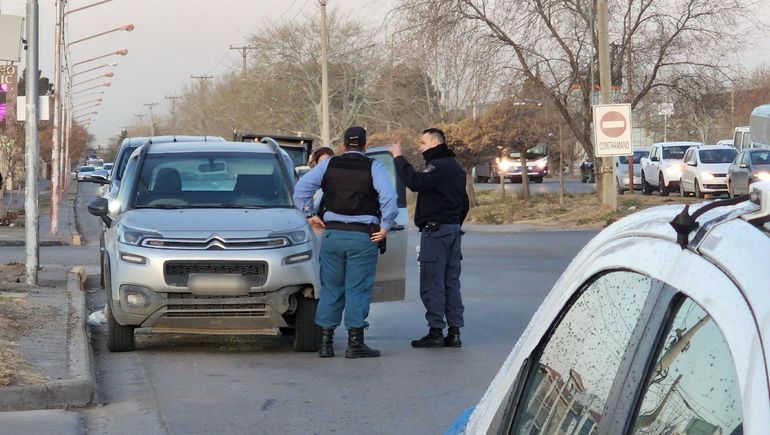 Motochorros le rompieron la ventanilla y robaron la cartera en el semáforo