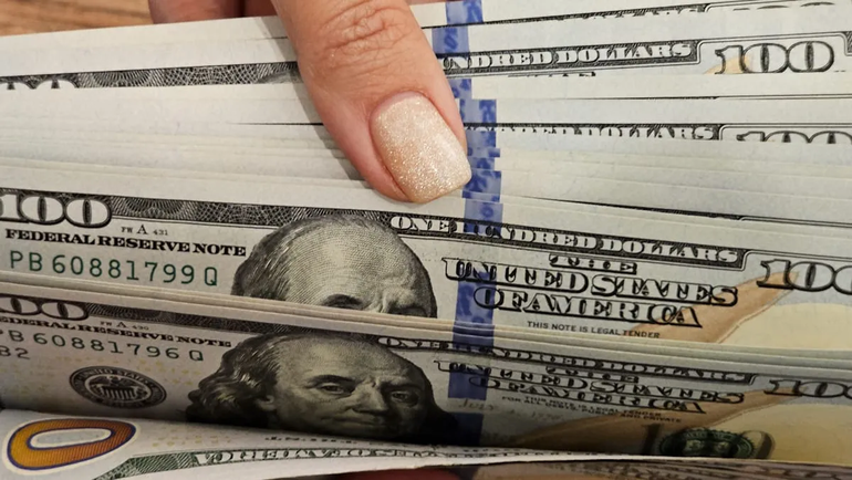 El dólar cae por debajo de la barrera de los 1200 pesos