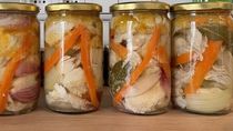 Esta enfermedad está asociada con alimentos procesados de forma inadecuada, especialmente conservas, enlatados y productos fermentados. Esta enfermedad está asociada con alimentos procesados de forma inadecuada, especialmente conservas, enlatados y productos fermentados.