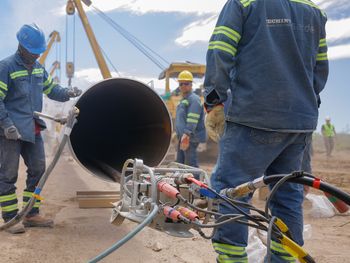 Trabajo que fluye: 1.500 personas, desafiando el viento patagónico, construyen VMOS. La meta: entregar la obra en mayo del año que viene. Foto: Leandro Cairuga. Trabajo que fluye: 1.500 personas, desafiando el viento patagónico, construyen VMOS. La meta: entregar la obra en mayo del año que viene. Foto: Leandro Cairuga.