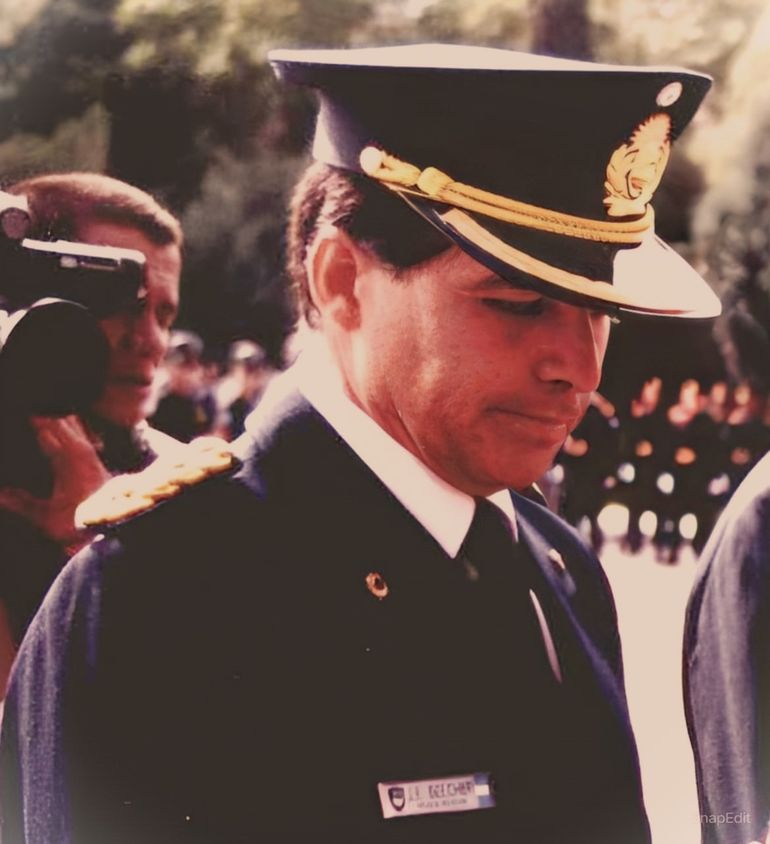 El comisario Inspector José Eduardo Beecher estuvo un año en Centenario, desde 2006 a 2007. Rápidamente su carrera se terminó por tres denuncias penales. Las ganó en el fuero Civil y ahora tienen que indemnizarlo.