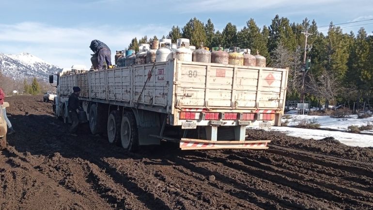 Varios vecinos que en ese momento transitaban por la Ruta 11 se acercaron al conductor del camión que transportaba las garrafas para brindarle su ayuda. Varios vecinos que en ese momento transitaban por la Ruta 11 se acercaron al conductor del camión que transportaba las garrafas para brindarle su ayuda.