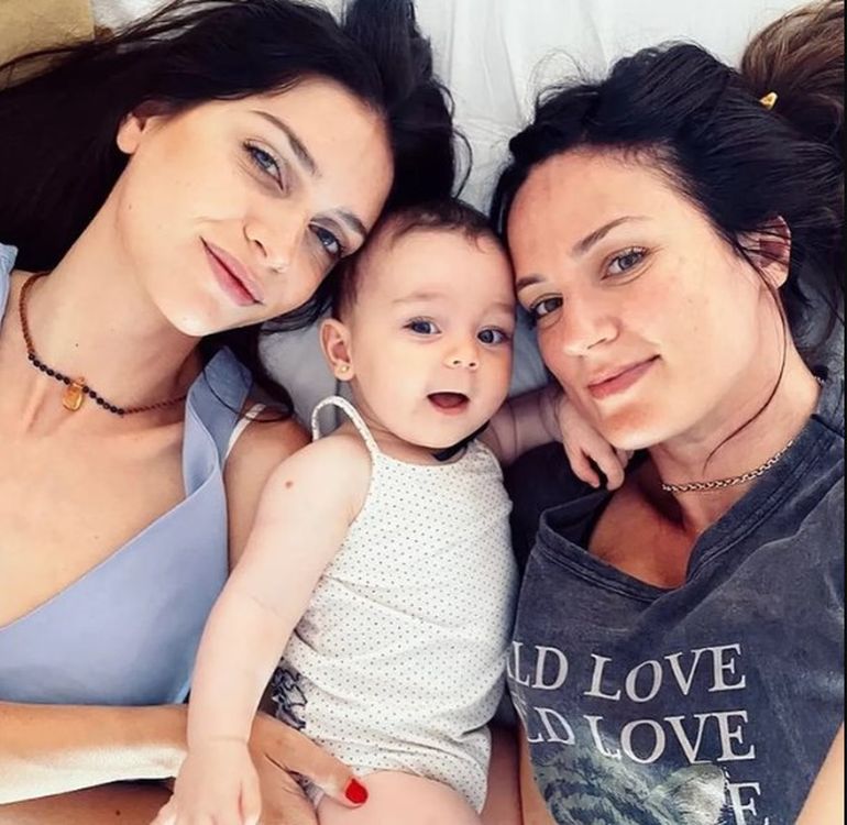 Zaira Nara es la madrina de Filippa, la hija menor de su ex amiga Paula Chaves. Zaira Nara es la madrina de Filippa, la hija menor de su ex amiga Paula Chaves.