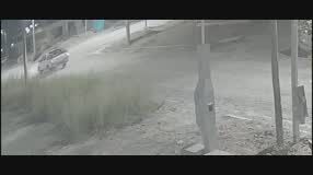 Imágenes brutales: dos motociclistas embistieron contra una camioneta a gran velocidad Imágenes brutales: dos motociclistas embistieron contra una camioneta a gran velocidad