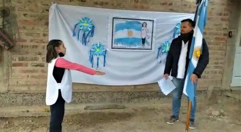 Docentes tomaron la promesa a la bandera puerta por puerta