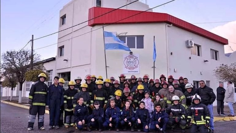 El cuerpo de Bomberos Voluntarios frente al cuartel que