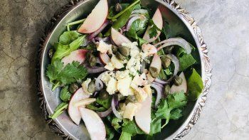 ensalada fresca de verano: alcaparras, pelon y rucula