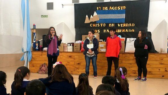 Alumnos juntaron alimentos y juguetes para un merendero