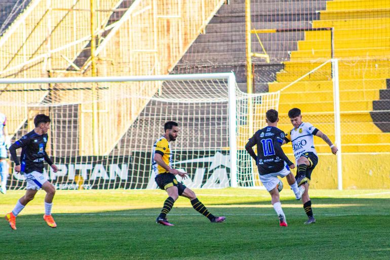 Deportivo Rincón casi lo gana y también pudo perderlo, pero sacó su primer punto en el Carminatti