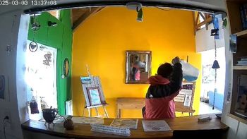 Santa Cruz: la cámara del hotel registró el momento en el que el hombre se rociaba con combustible. Santa Cruz: la cámara del hotel registró el momento en el que el hombre se rociaba con combustible.