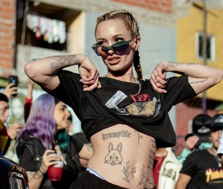 La cantante reveló que salió con alguien tan famoso que si se supiera "sería un bardo". La cantante reveló que salió con alguien tan famoso que si se supiera "sería un bardo".