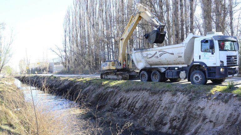 Sacaron 12 camiones de basura por día de un canal del Oeste