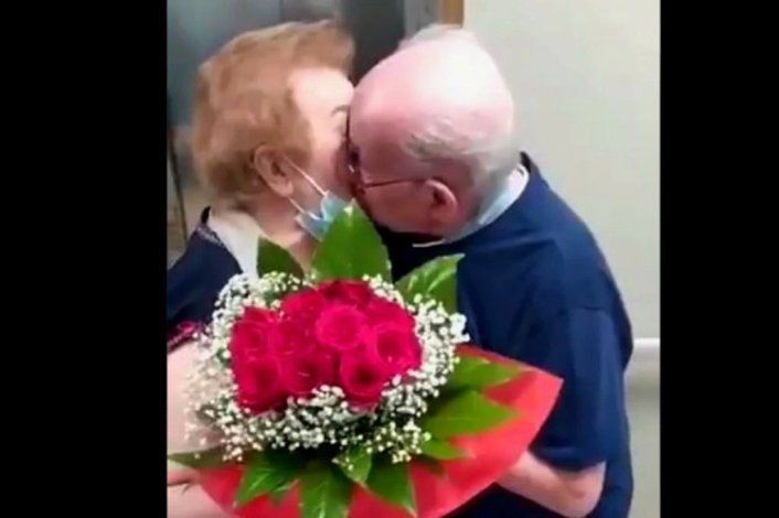 El emotivo reencuentro de una pareja de abuelos tras nueve meses separados por el COVID