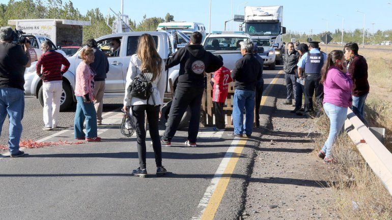 Los vecinos cortaron la Ruta 7 por obras prometidas en 2016.