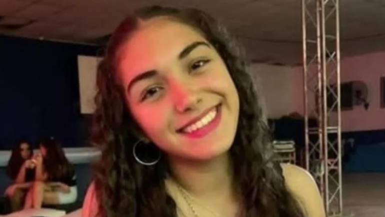 La joven estaba acostada con su mamá, quien se levantó para desenchufar los electrodomésticos. La joven estaba acostada con su mamá, quien se levantó para desenchufar los electrodomésticos.