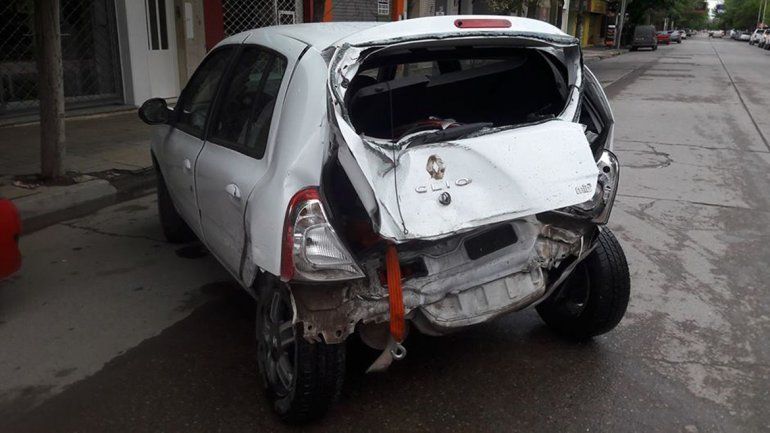 El Renault Clio terminó con la parte trasera destruida tras la colisión.