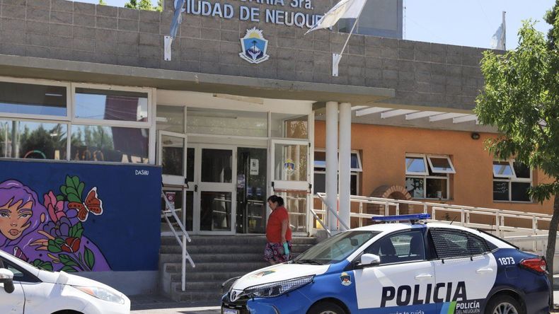Conmoción en barrio Islas Malvinas: un hombre fue asesinado de una puñalada en el pecho | LM Neuquen Conmoción en barrio Islas Malvinas: un hombre fue asesinado de una puñalada en el pecho