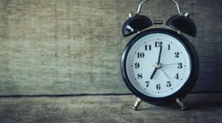 La RAE terminó con el dilema de cómo se escribe correctamente la hora con números.