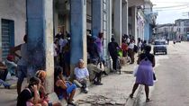 Después de tres días sin electricidad, la gente hace cola en cajeros para tratar de obtener algo de dinero. 