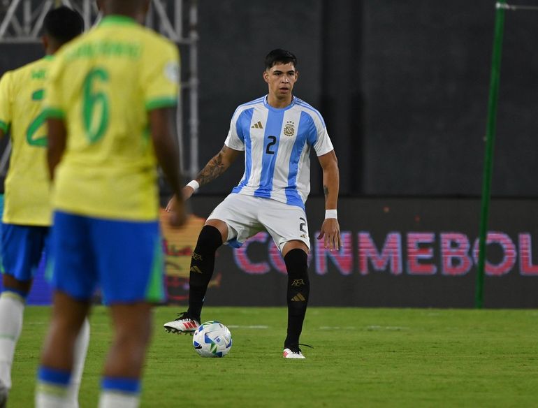 Mal arbitraje, empate y final caliente entre Argentina y Brasil