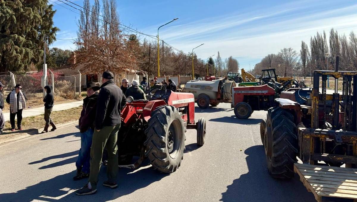 El corte de la calle del consorcio de riego por parte de los productores de Centenario.