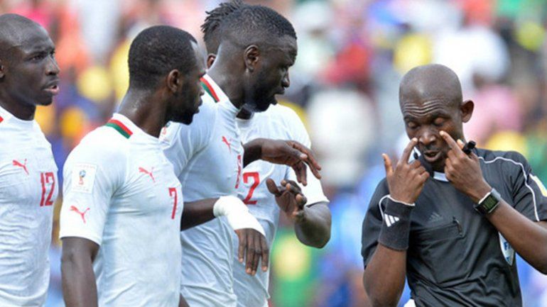 FIFA ordena repetir un partido que tuvo un arbitraje escandaloso