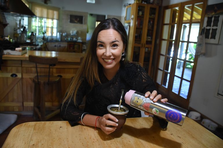 “Mozart es un compositor que hace bien cantar. Es sano cantar Mozart aunque es muy difícil hacerlo bien. Me gusta el Bel canto porque puedo expresar mucho más con la voz”, dice la cantante soprano Agustina Calderon, que tiene un sticker con la imagen del genial compositor austríaco en su termo.