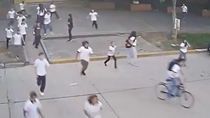 Una cámara de seguridad captó a los estudiantes del colegio huyendo al momento del tiroteo. Una cámara de seguridad captó a los estudiantes del colegio huyendo al momento del tiroteo.