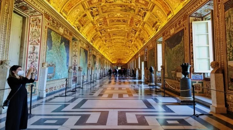 Uno de los pasillos del Museo del Vaticano. Uno de los pasillos del Museo del Vaticano.